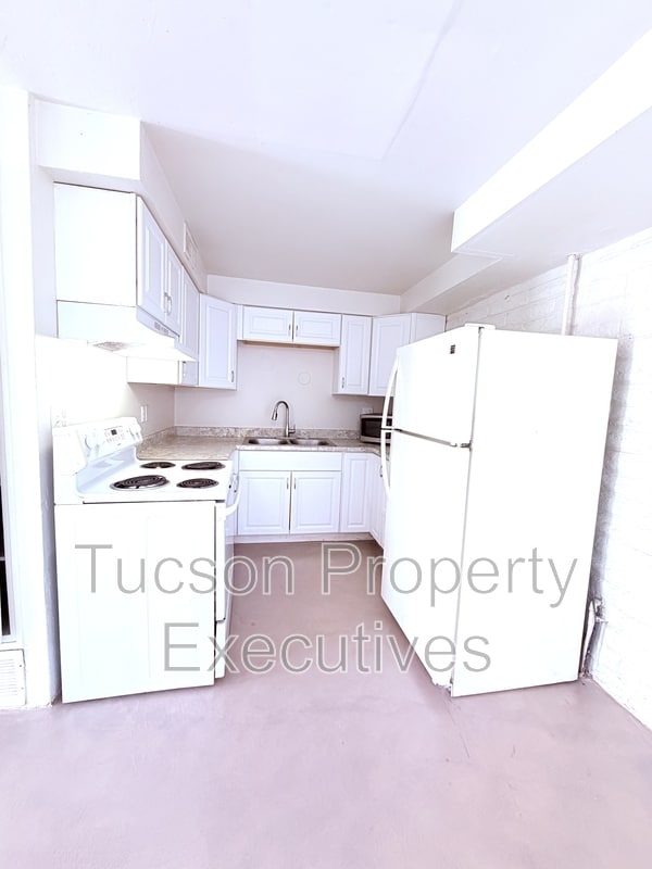 Building Photo - 319 E Blacklidge Dr