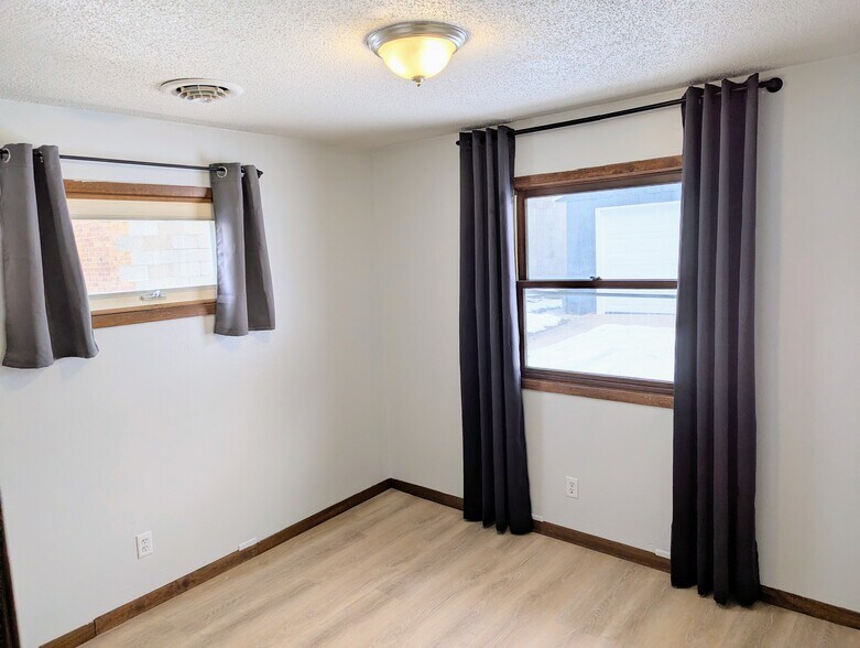 Building Photo - 182 3rd Ave