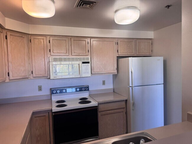 Building Photo - Horizon Towers 2Bed 2Bath Condo!!!