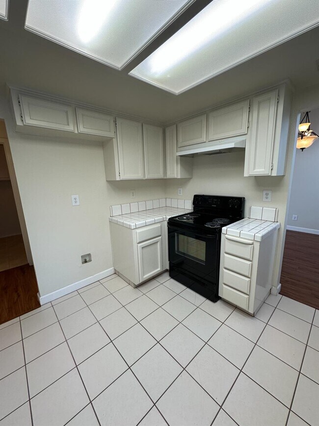 Building Photo - 273 W Cromwell Ave