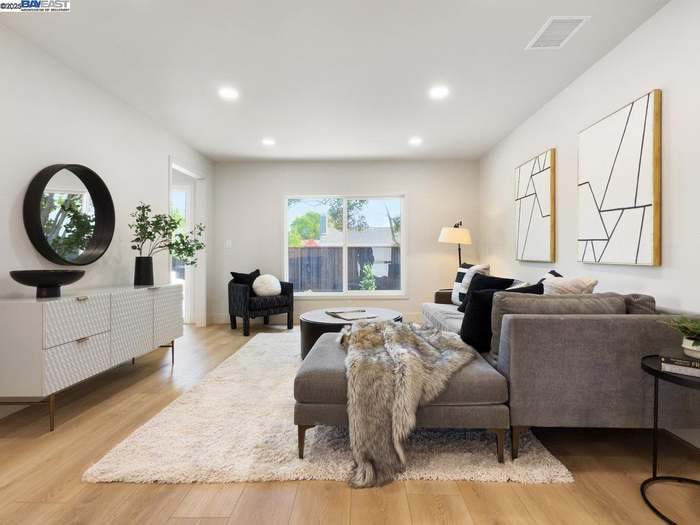 Building Photo - 6196 Inglewood Dr