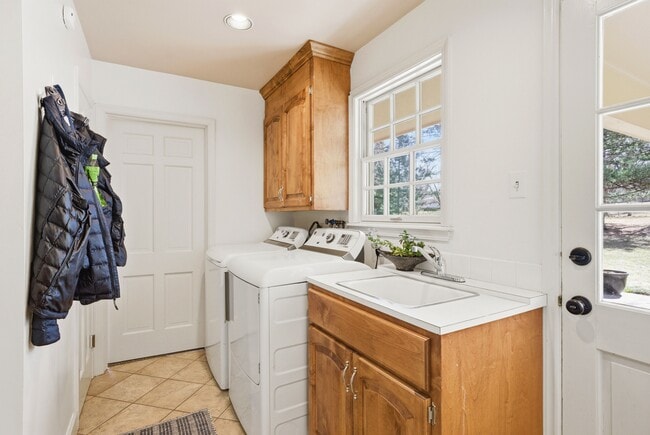 Building Photo - 2050 Cherryville Rd