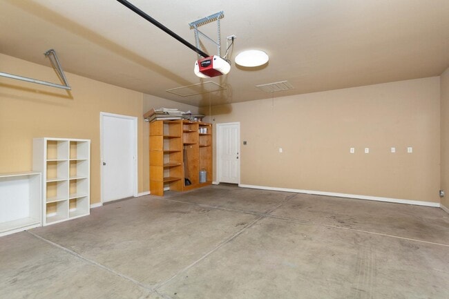 Building Photo - 1120 E Sawgrass Ave