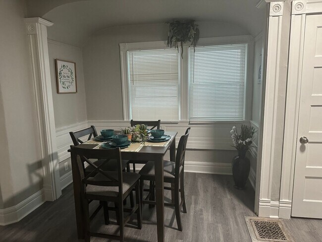 Building Photo - Walking distance to U of L and Bellarmine Campus