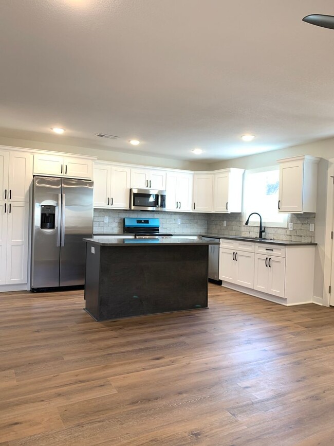Building Photo - 2 Bed/1 Bath: Walk to International Studie...