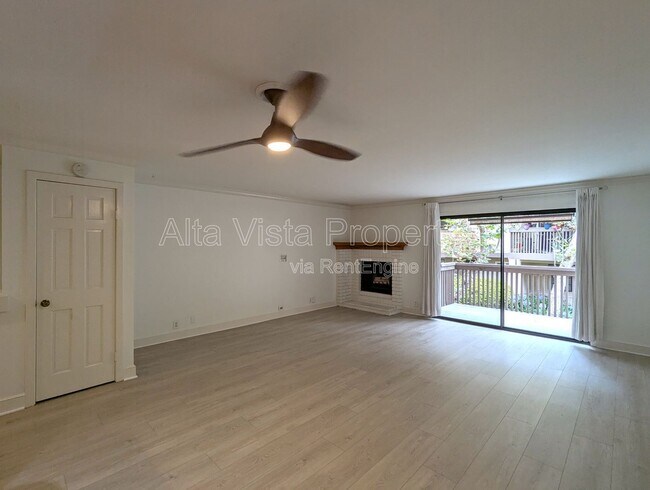 Building Photo - 8850 Villa La Jolla Dr