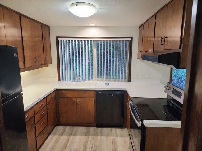 Building Photo - Beautiful Large home in private and quiet community