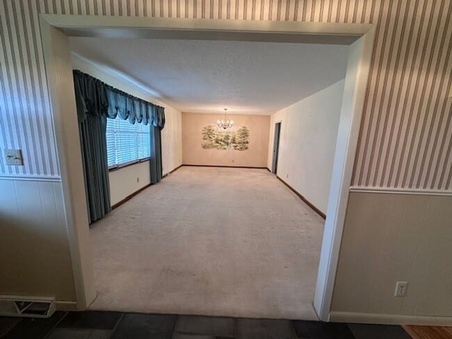 Building Photo - Maryville 37803 - 5 bedroom, 3 bath home - Contact Karen Robertson (865) 454-7626