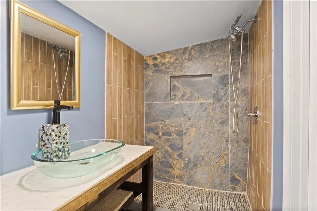 Building Photo - Room in House on Patricia Dr