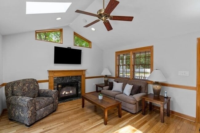 Building Photo - 58 Brandon St