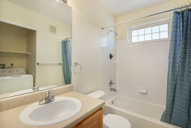 Building Photo - 2BR/2BA Condo with Garage! Available NOW!