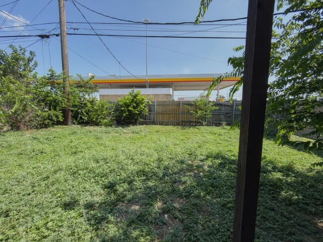 Building Photo - 2209 Mission Hill Dr