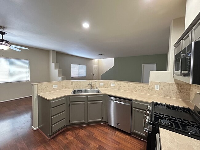 Building Photo - Gated Townhome 3-Bedrooms 2.5-Bathrooms!