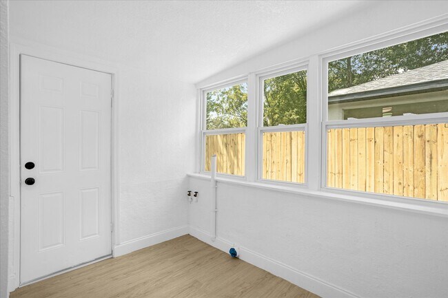 Building Photo - 812 W Miller St