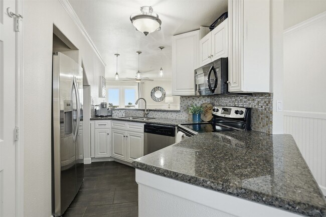 Building Photo - 9520 Seawall Blvd