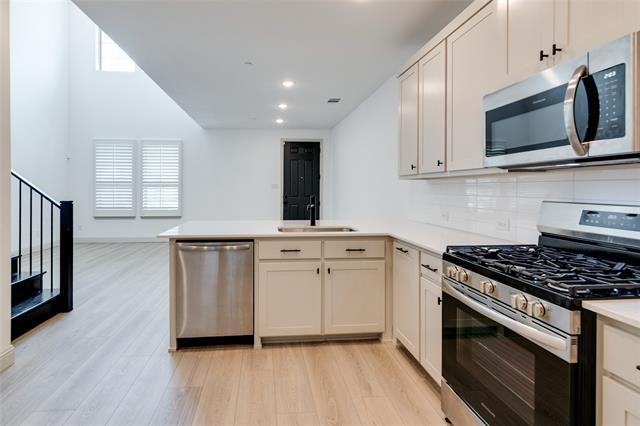 Building Photo - 420 Parkside Dr