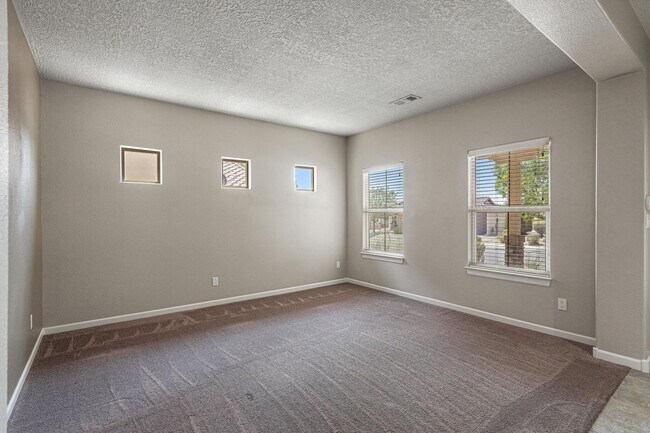 Building Photo - 224 Valle Alto Dr NE