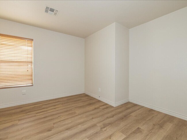 Building Photo - 3 Bedroom 2 Bathroom with Den