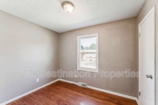Building Photo - 525 NE Karapat Dr