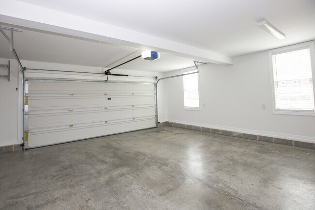 Building Photo - "Spacious and Inviting 2620 sq. ft. Home i...