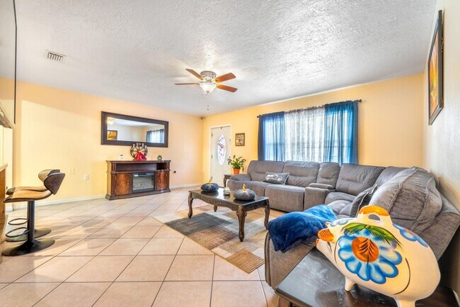 Building Photo - Charming 3 bedroom Home with Huge Fenced Yard
