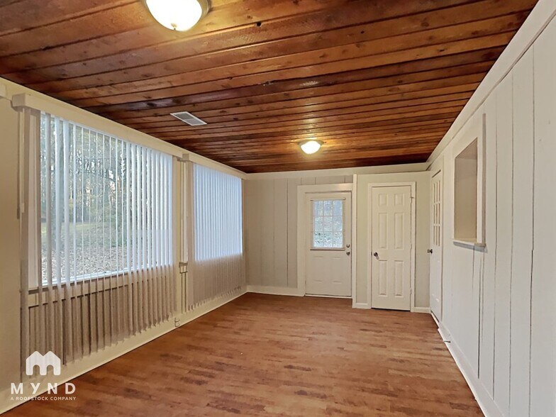 Building Photo - 588 Henderson Rd