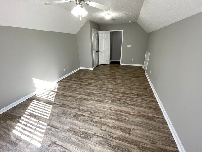 Building Photo - 4 Bedroom Home w/ 2 Car Garage
