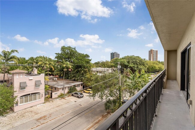 Building Photo - 568 NE 66th St