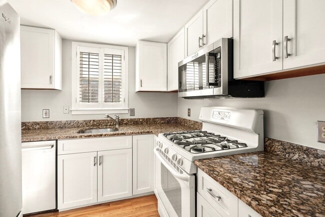 Building Photo - 442 Main St