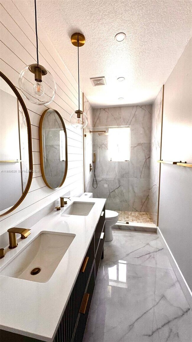 Building Photo - 365 NE 32nd Terrace