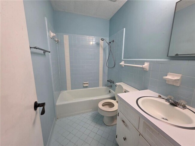 Building Photo - 521 Evergreen Rd