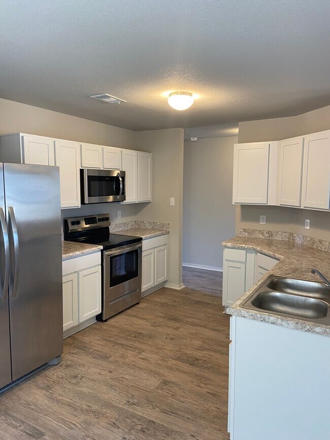 Building Photo - Pre-Leasing Now | Open-Concept 3-Bedroom Home in Fairview Haven