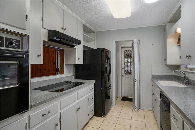 Building Photo - 813 Guadalupe St