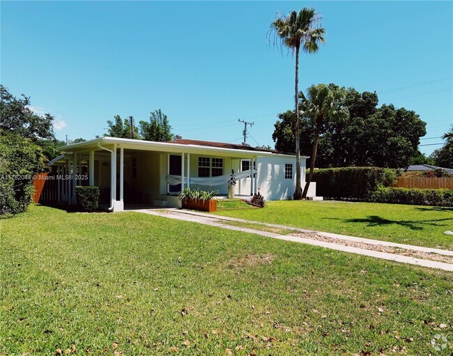 Building Photo - 1075 NE 120th St