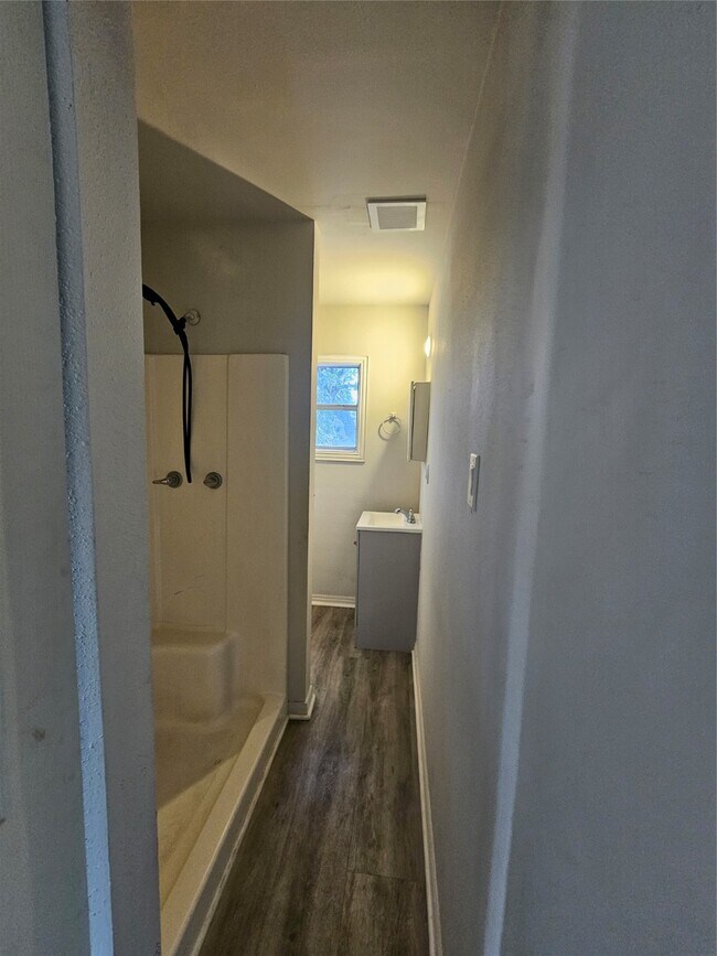 Building Photo - 1410 Lake Rd