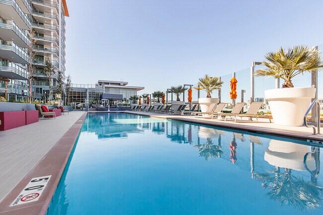 75' lap pool just steps from unit - 718 Long Bridge Street