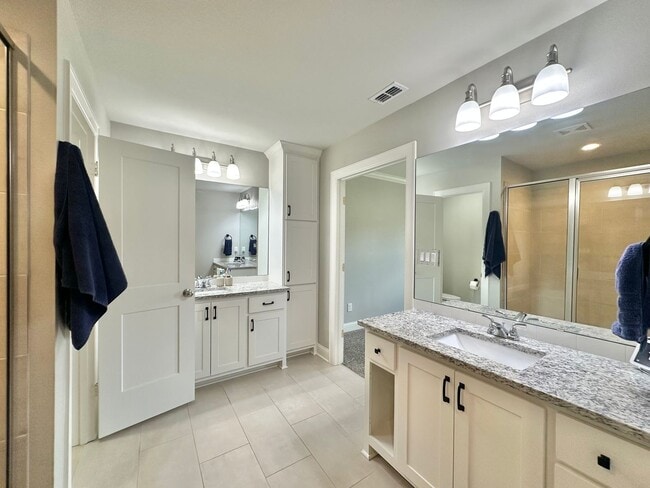 Building Photo - Available Now! Beautiful Home in Lindsey C...