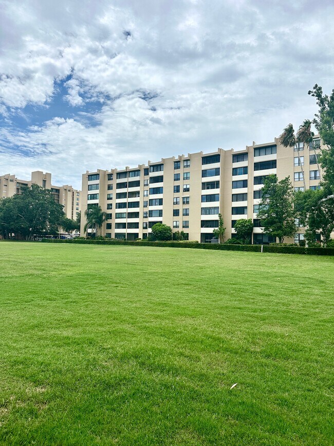 Building Photo - 2617 Cove Cay Dr