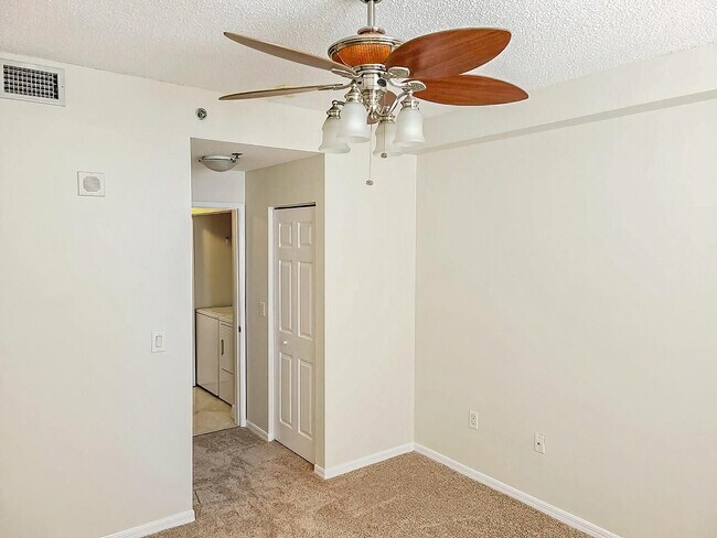 Building Photo - 616 Clearwater Park Rd