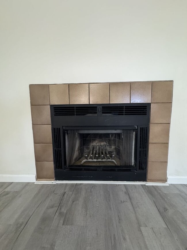 Building Photo - 850 S River Dr