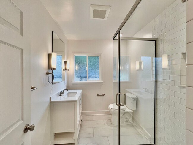 Building Photo - Newly Renovated 3 bed 2 bath With Huge Bac...