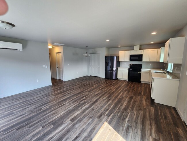 Building Photo - Newer Build Unit in Pasco
