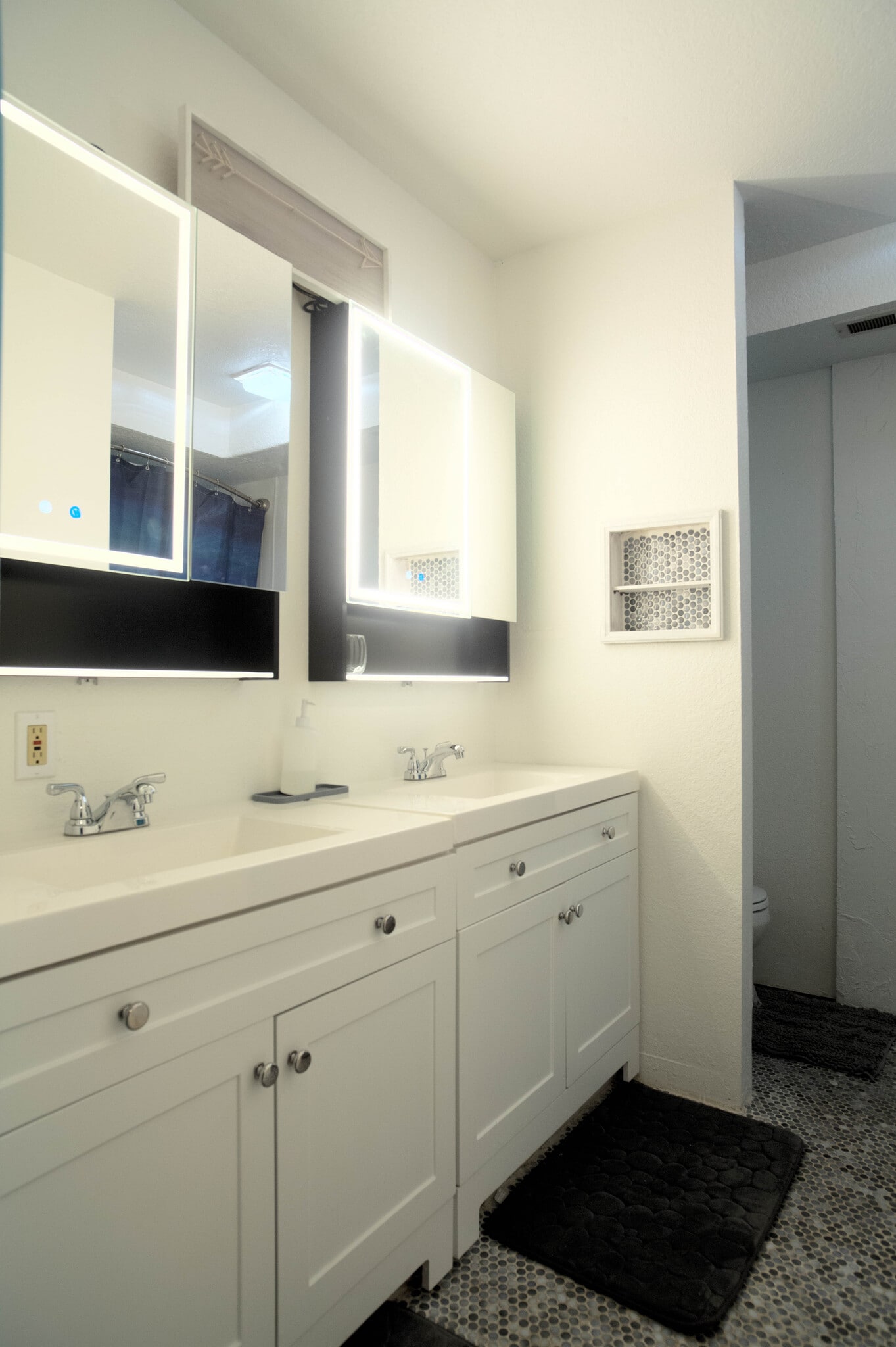 downstairs rooms share a bathroom with individual vanities - 1114 Pawnee Ln