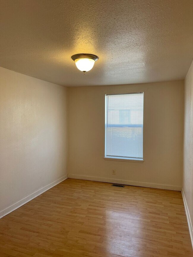Building Photo - Adorable 3 Bedroom Home