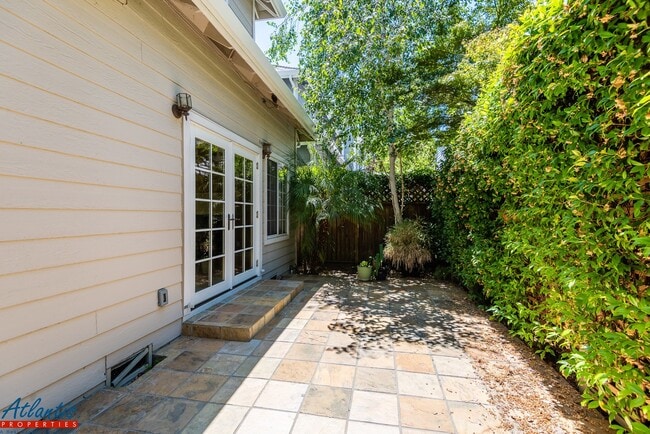 Building Photo - Gorgeous Townhouse | Hardwood Flooring | A/C