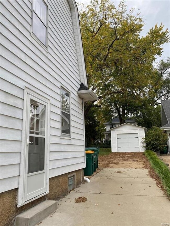 Building Photo - 743 Clark Ave