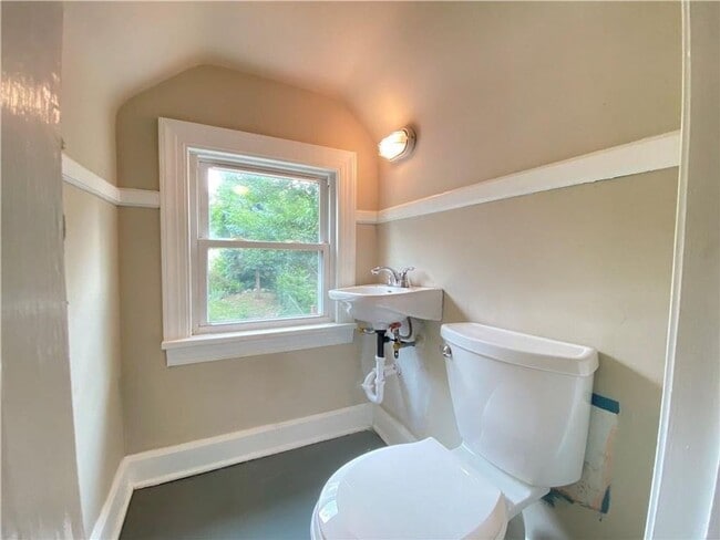 Building Photo - Charming 3 Bedroom 1.5 Bath Home