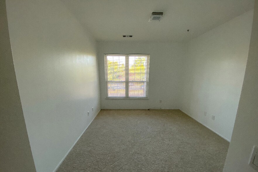 Building Photo - 1530 Spring Gate Dr