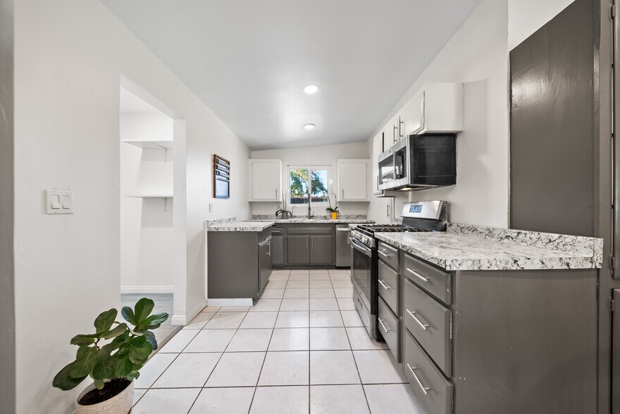 Building Photo - 9254 Fairlawn St