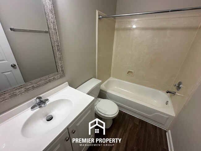 Building Photo - 6726 State Line Rd